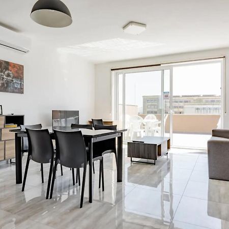 F12 Room 1, Private Room Two Single Beds Shared Bathroom In Shared Flat Msida Kültér fotó