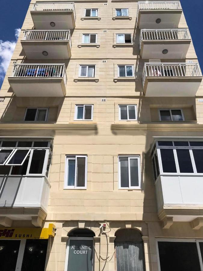 F12 Room 1, Private Room Two Single Beds Shared Bathroom In Shared Flat Msida Kültér fotó