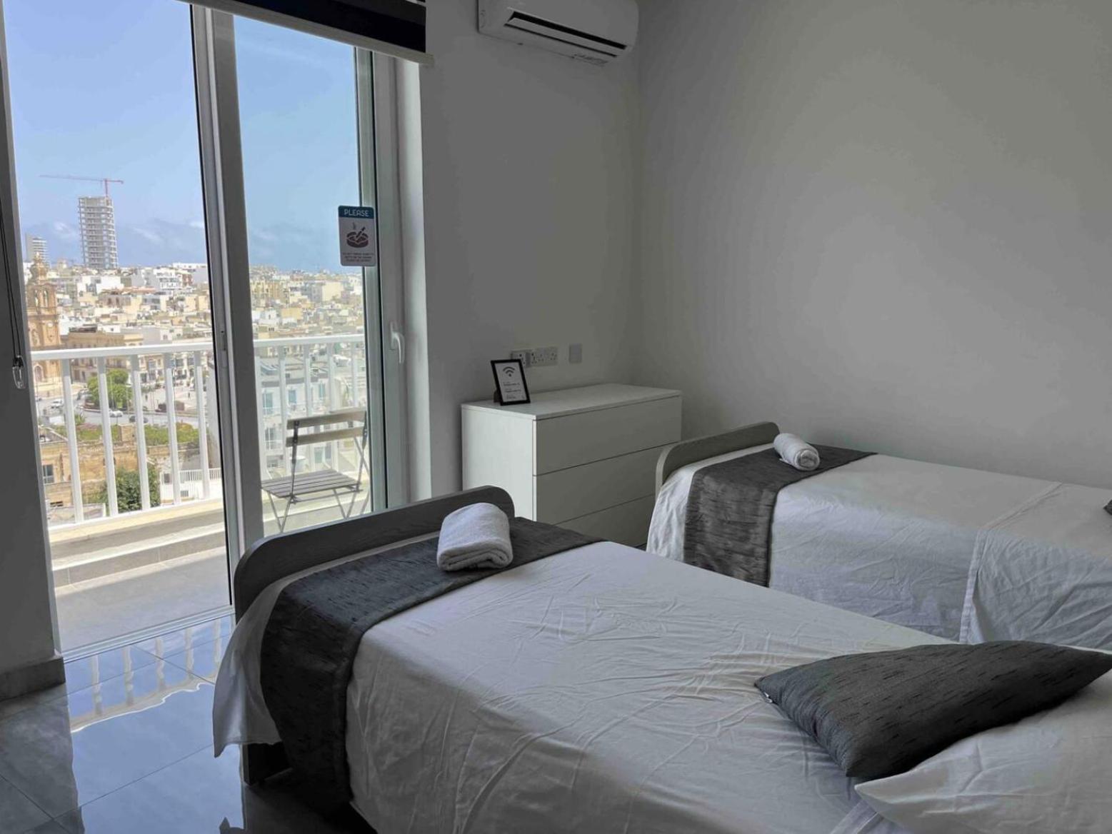F12 Room 1, Private Room Two Single Beds Shared Bathroom In Shared Flat Msida Kültér fotó