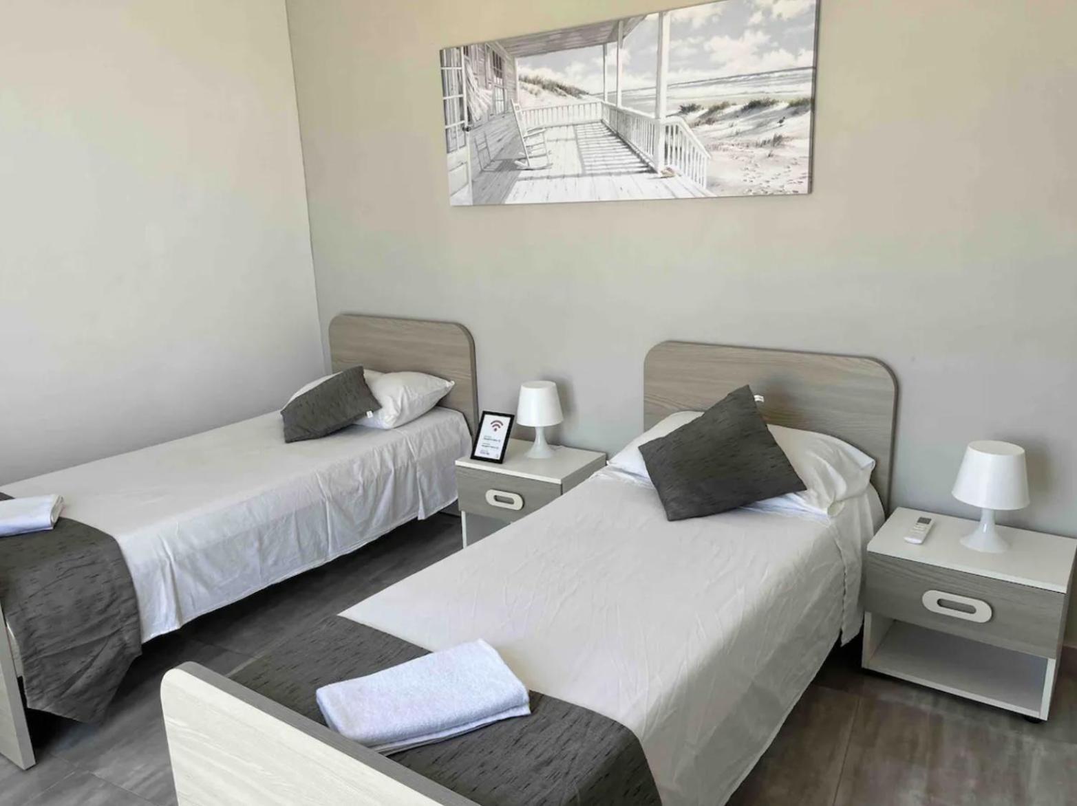 F12 Room 1, Private Room Two Single Beds Shared Bathroom In Shared Flat Msida Kültér fotó