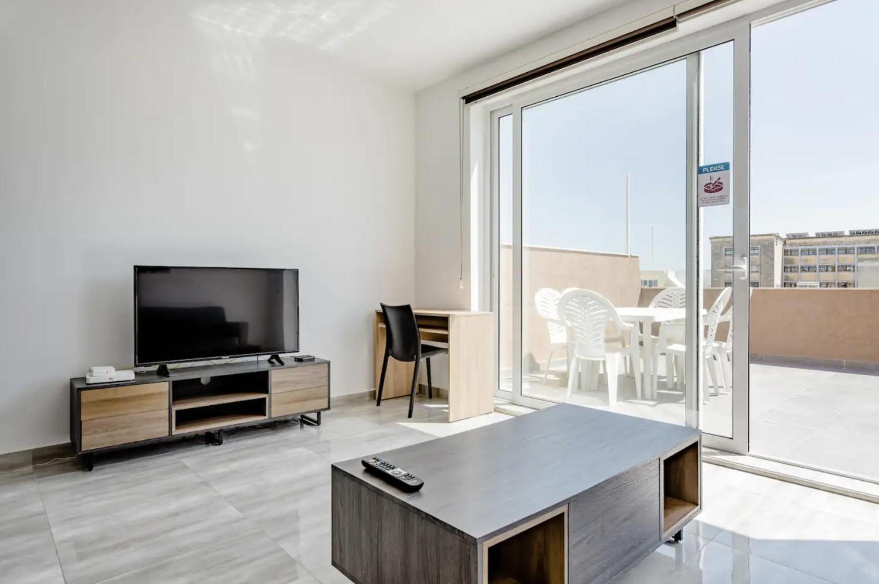 F12 Room 1, Private Room Two Single Beds Shared Bathroom In Shared Flat Msida Kültér fotó