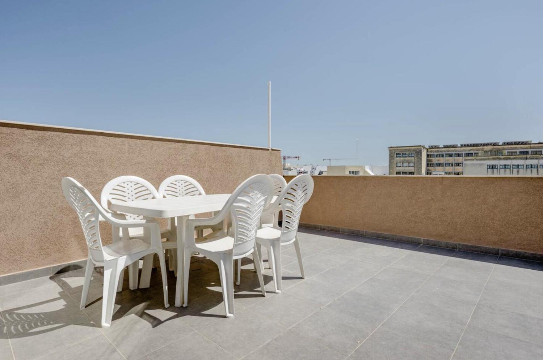 F12 Room 1, Private Room Two Single Beds Shared Bathroom In Shared Flat Msida Kültér fotó